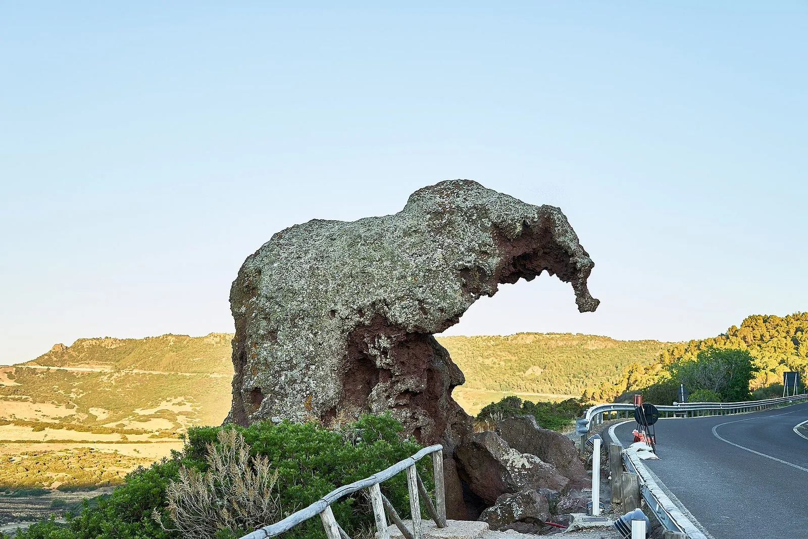 La Roccia dell'Elefante, masso di trachite a forma di elefante accanto alla strada statale vicino a Castelsardo